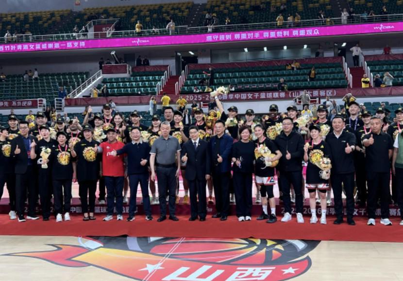 保利体育-四川女篮74-65山西女篮4年3夺WCBA总冠军，李缘当选FMVP